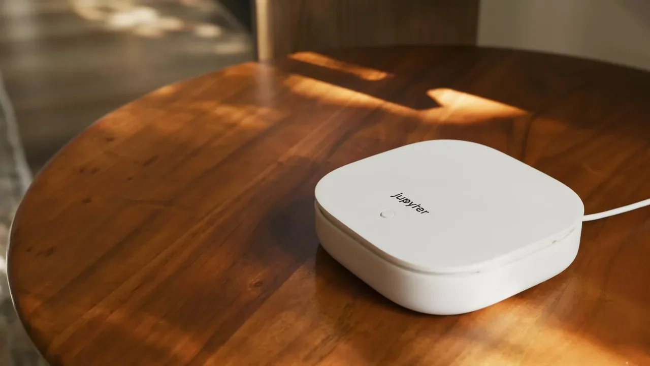 The jupyter Hub on a wooden table